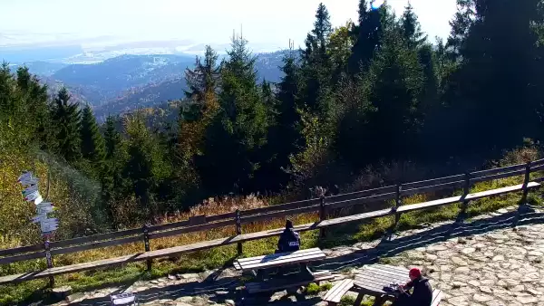 Przepiękny widok z kamery na Turbaczu ze schroniska PTTK.