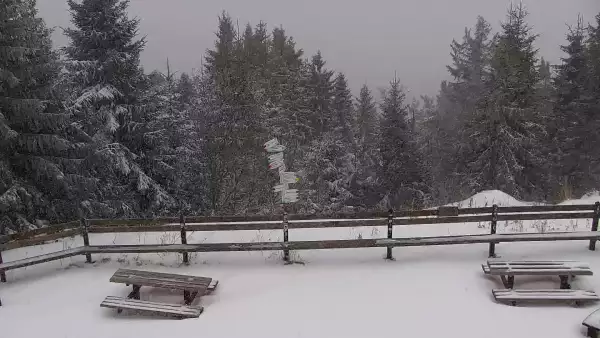 Przepiękny widok z kamery na Turbaczu ze schroniska PTTK.