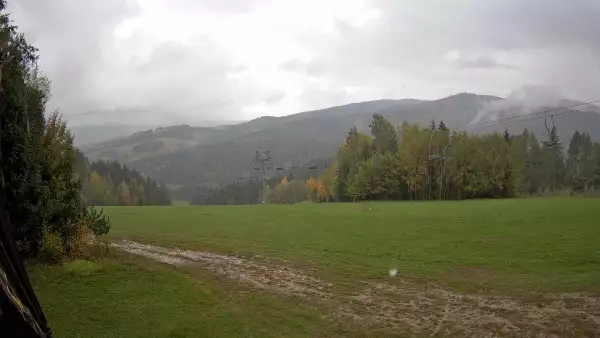 Tylicz.ski widok na trasę zjazdową z górnej części ośrodka