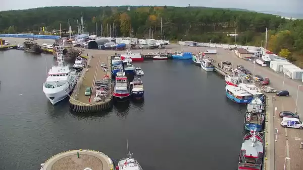Widok z pylonu na plażę, latarnię morską i kanał portowy.