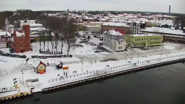 Widok z pylonu na plażę, latarnię morską i kanał portowy.