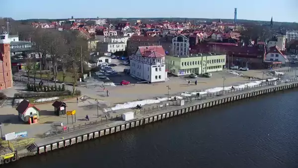 Widok z pylonu na plażę, latarnię morską i kanał portowy.
