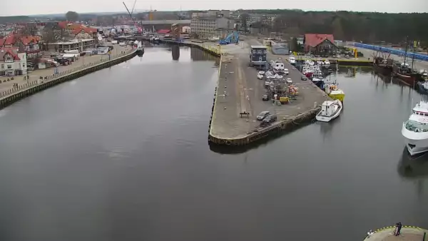 Widok z pylonu na plażę, latarnię morską i kanał portowy.