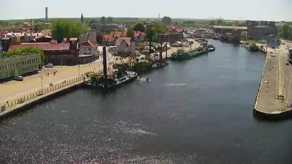 Widok z pylonu na plażę, latarnię morską i kanał portowy.