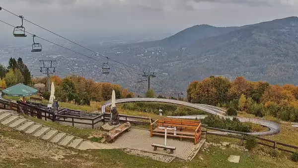 Obraz przedstawia tor saneczkowy wraz z piękną panorama.