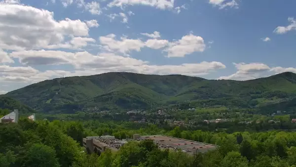 W oddali widzimy kolej linową Czantoria, a po prawej stronie Małą Czantorię Poniwiec.