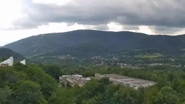W oddali widzimy kolej linową Czantoria, a po prawej stronie Małą Czantorię Poniwiec.