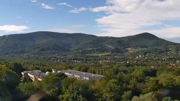 W oddali widzimy kolej linową Czantoria, a po prawej stronie Małą Czantorię Poniwiec.