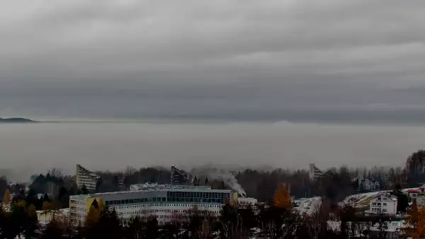 W oddali widzimy kolej linową Czantoria, a po prawej stronie Małą Czantorię Poniwiec.