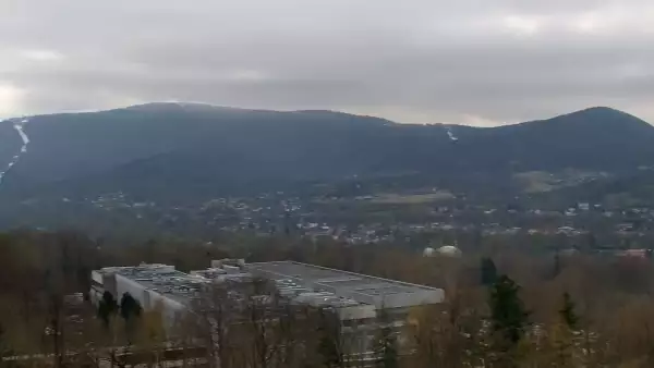 W oddali widzimy kolej linową Czantoria, a po prawej stronie Małą Czantorię Poniwiec.