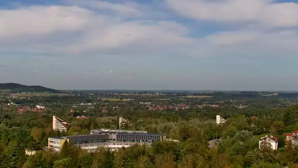 W oddali widzimy kolej linową Czantoria, a po prawej stronie Małą Czantorię Poniwiec.