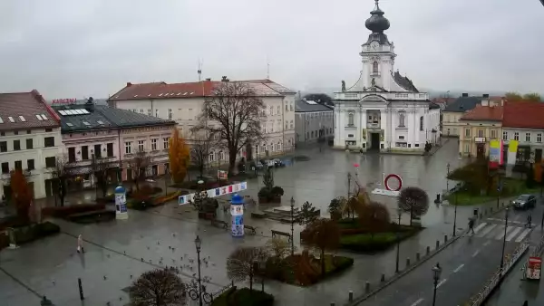 Widok na rynek w Wadowicach z kamery obrotowej.