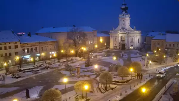 Widok na rynek w Wadowicach z kamery obrotowej.