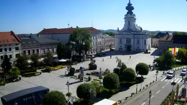 Widok na rynek w Wadowicach z kamery obrotowej.