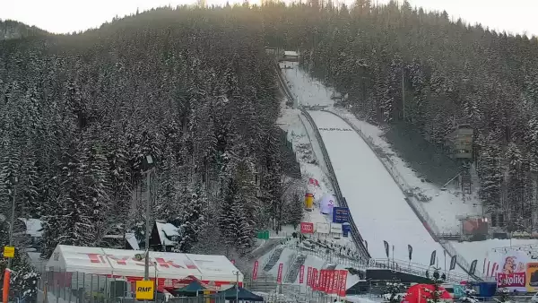 Obraz z dolnej części skoczni na koronę I trybuny Wielkiej Skoczni