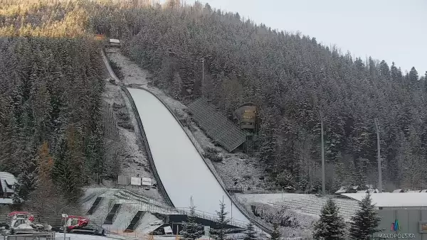 Obraz z dolnej części skoczni na koronę I trybuny Wielkiej Skoczni