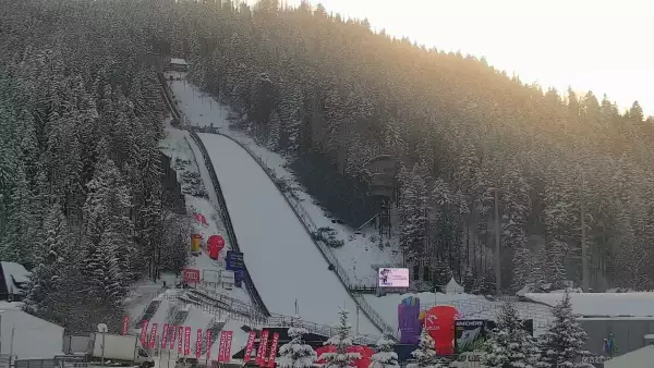 Obraz z dolnej części skoczni na koronę I trybuny Wielkiej Skoczni