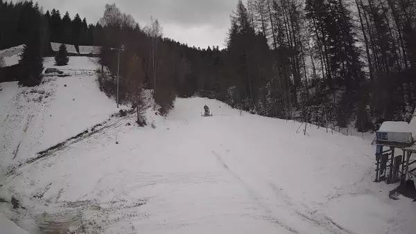 Widok na wyciąg orczykowy Stonoga w ośrodku narciarskim w Wierchomli