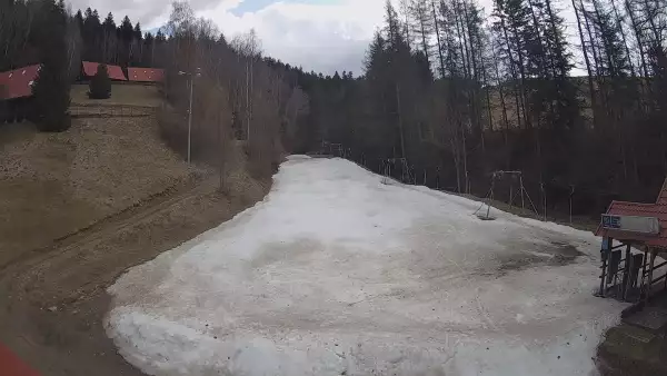 Widok na wyciąg orczykowy Stonoga w ośrodku narciarskim w Wierchomli