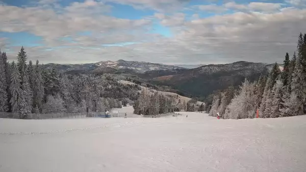 Wyciąg narciarski i fragment trasy zjazdowej ośrodka narciarskiego Wierchomla