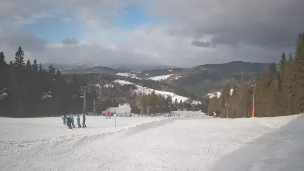 Wyciąg narciarski i fragment trasy zjazdowej ośrodka narciarskiego Wierchomla