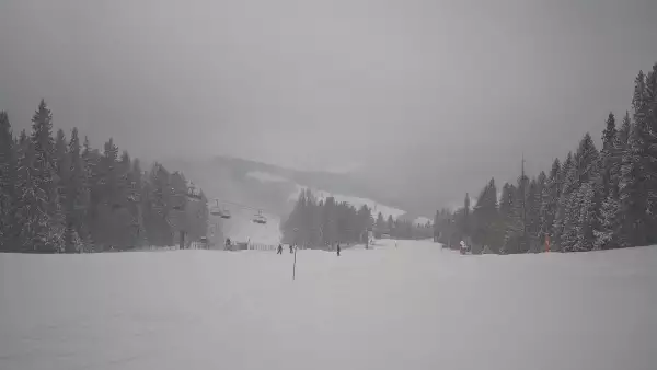 Wyciąg narciarski i fragment trasy zjazdowej ośrodka narciarskiego Wierchomla