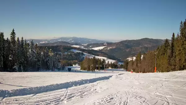 Wyciąg narciarski i fragment trasy zjazdowej ośrodka narciarskiego Wierchomla