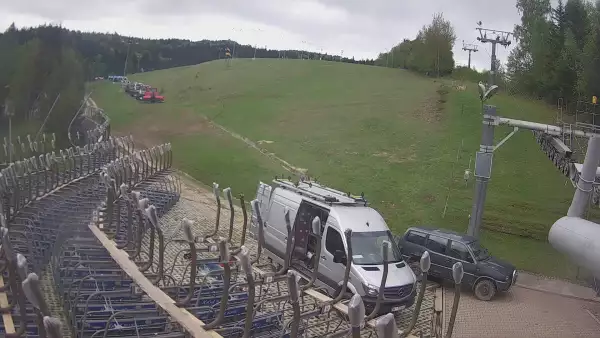 Widok na dolną stację wyciągu narciarskiego w Wierchomli