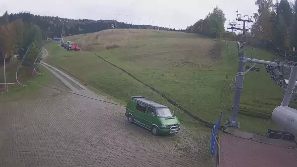 Widok na dolną stację wyciągu narciarskiego w Wierchomli