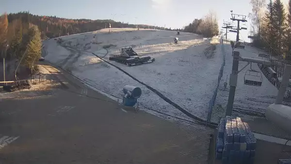 Widok na dolną stację wyciągu narciarskiego w Wierchomli