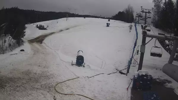 Widok na dolną stację wyciągu narciarskiego w Wierchomli