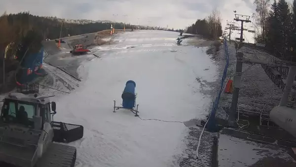 Widok na dolną stację wyciągu narciarskiego w Wierchomli