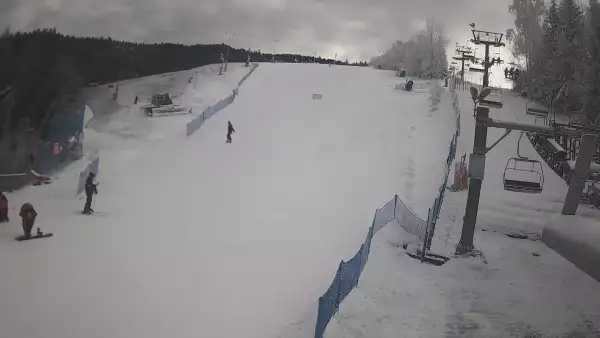 Widok na dolną stację wyciągu narciarskiego w Wierchomli