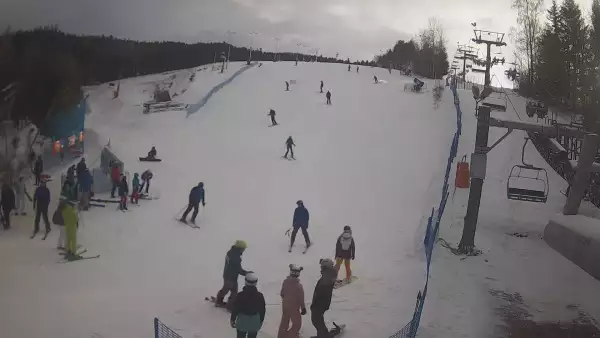 Widok na dolną stację wyciągu narciarskiego w Wierchomli