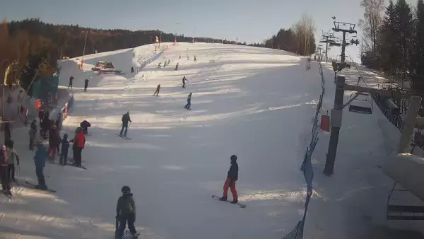 Widok na dolną stację wyciągu narciarskiego w Wierchomli