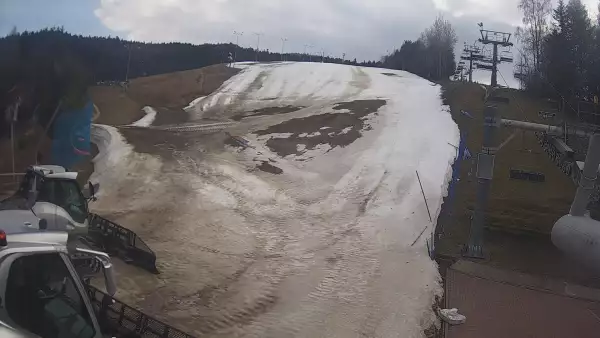 Widok na dolną stację wyciągu narciarskiego w Wierchomli