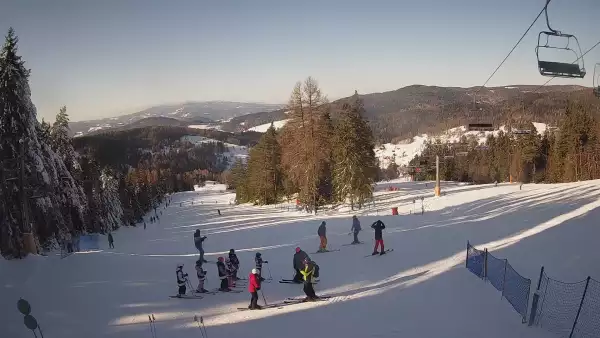 Obraz live z kamery prezentujący kilometrową trasę z wyciągu Wierchomla - Polanki.