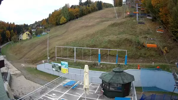 Widok na bramki i kolej linową w SOSZOWIE.