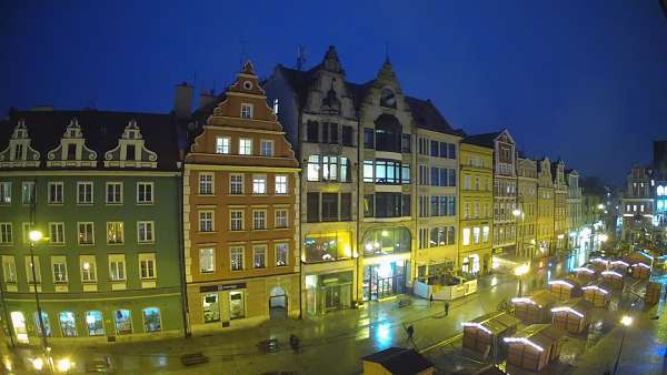 Ujęcie na kamienice we Wrocławiu.