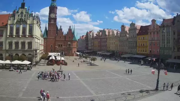 Wrocław - widok na rynek główny we Wrocławiu z kamery stałej.