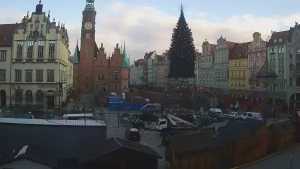 Wrocław - widok na rynek główny we Wrocławiu z kamery stałej.