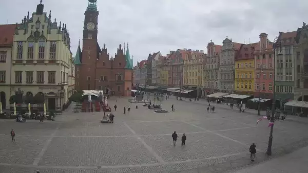 Wrocław - widok na rynek główny we Wrocławiu z kamery stałej.