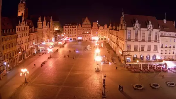 Wrocław - widok na rynek główny we Wrocławiu z kamery stałej.