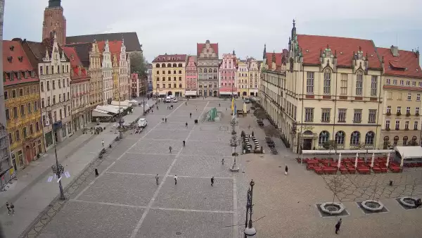 Wrocław - widok na rynek główny we Wrocławiu z kamery stałej.