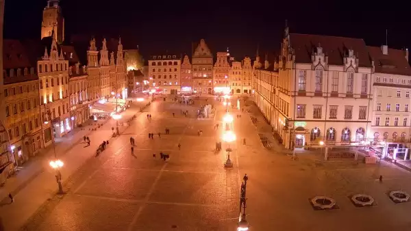 Wrocław - widok na rynek główny we Wrocławiu z kamery stałej.