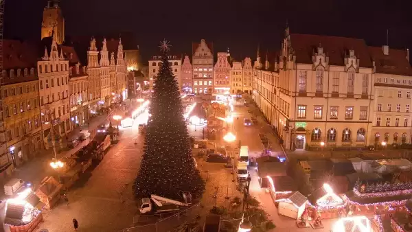 Wrocław - widok na rynek główny we Wrocławiu z kamery stałej.