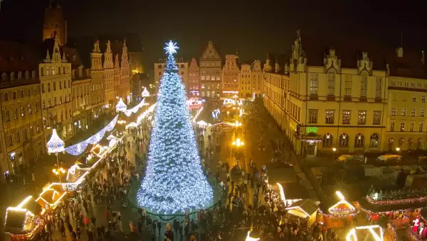 Wrocław - widok na rynek główny we Wrocławiu z kamery stałej.