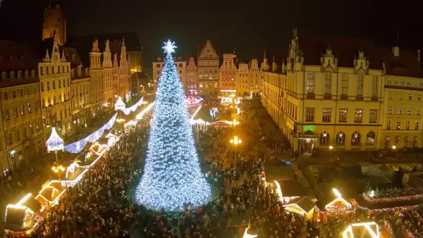 Wrocław - widok na rynek główny we Wrocławiu z kamery stałej.