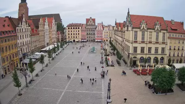 Wrocław - widok na rynek główny we Wrocławiu z kamery stałej.