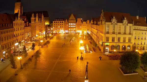Wrocław - widok na rynek główny we Wrocławiu z kamery stałej.
